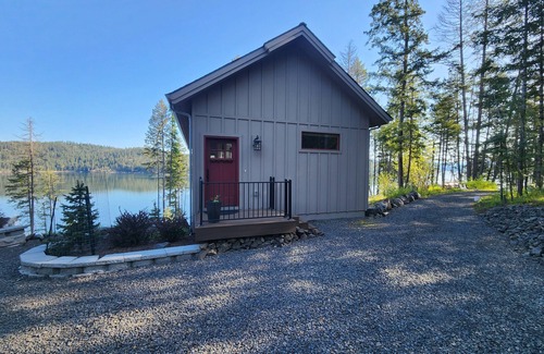 Coeur d'Alene Cottage | Quiet secluded Lake front Cabin on Lake Coeur D'Alene