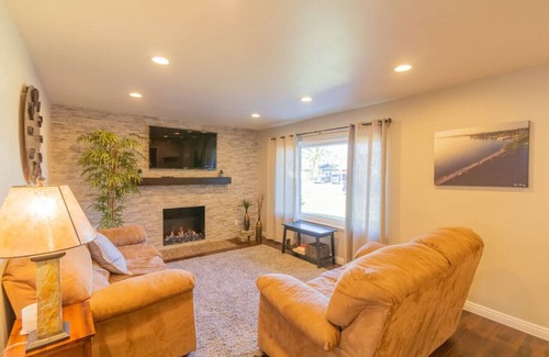 Orange House | Quiet Spacious Family Home | Streaming, Games, BBQ