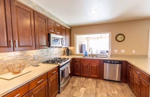 Orange House | Quiet Spacious Family Home | Streaming, Games, BBQ