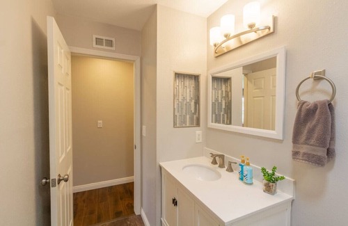 Orange House | Quiet Spacious Family Home | Streaming, Games, BBQ