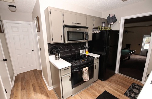 Savannah House | Quiet Spacious Family Sized House only 15 min to downtown,outlets,Cotsco,!