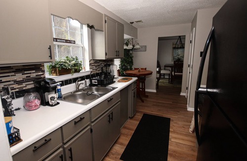 Savannah House | Quiet Spacious Family Sized House only 15 min to downtown,outlets,Cotsco,!