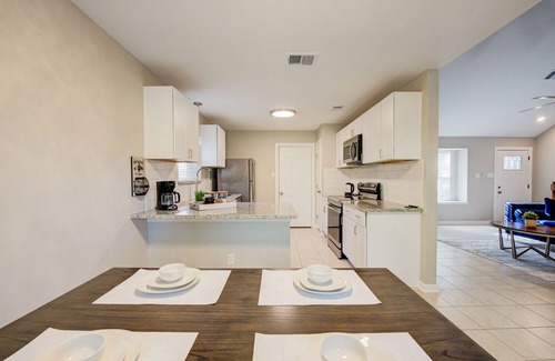 Spring House | Quiet Spring Spring Retreat, office, fast WiFi, 10 mins to International Airport