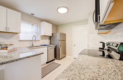 Spring House | Quiet Spring Spring Retreat, office, fast WiFi, 10 mins to International Airport