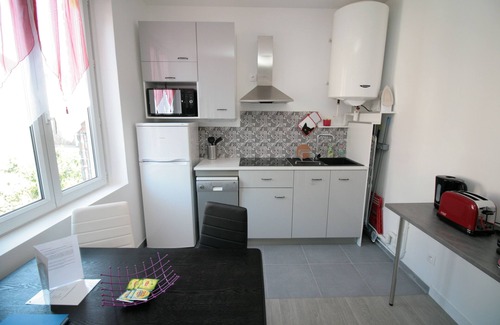 Saint-Quentin Apartment | Quiet studio with courtyard view - wifi, terrace and free parking