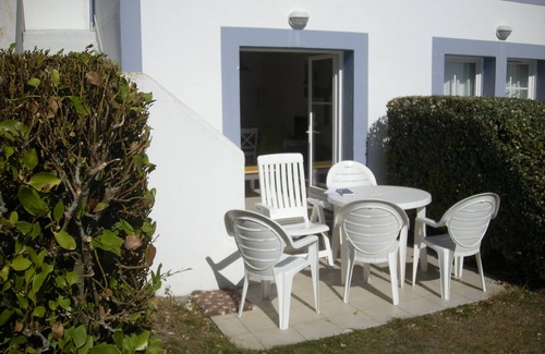 Locmaria House | Quiet, sunny house in residence with swimming pool