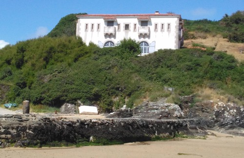 Locmaria House | Quiet, sunny house in residence with swimming pool