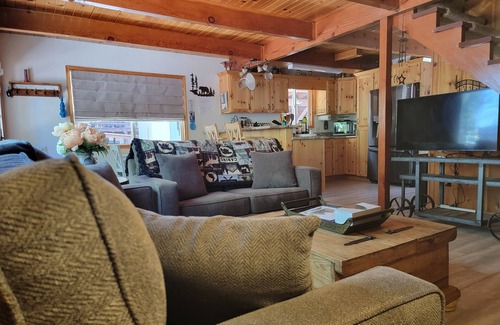 Mi-Wuk Village Cabin | Quiet Updated Cabin Nestled in Forest Close to Twain Harte & Pinecrest Lake