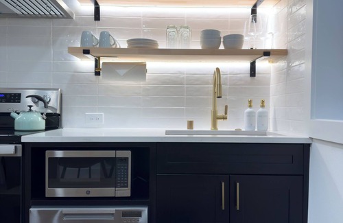 Madrona House | Quiet Urban 2BR, Walk to Lake, Cafes, Free Parking
