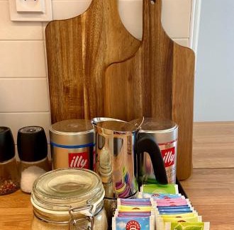 Dejvice Apartment | Quiet Warm studio, 5 min to Metro A, airport link, fast Wi-Fi