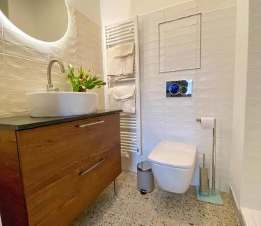 Dejvice Apartment | Quiet Warm studio, 5 min to Metro A, airport link, fast Wi-Fi