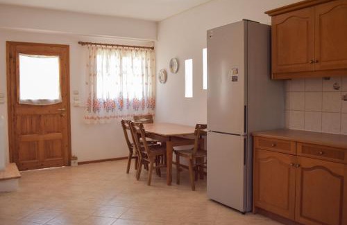 Lavreotiki Villa | Quiet Wood-Style Maisonette