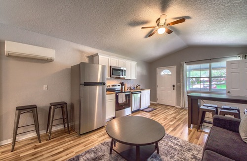 New Braunfels House | Quiet Your Mind Ot 250qm 1 Bedroom Home by RedAwning