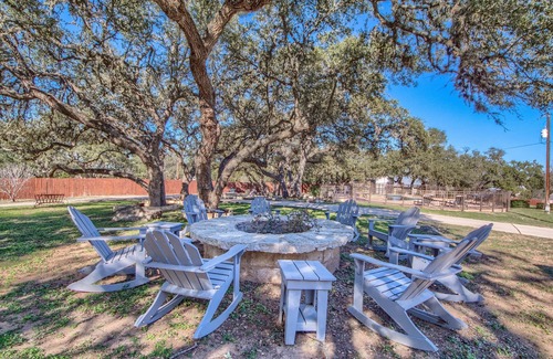 New Braunfels House | Quiet Your Mind Ot 250qm 1 Bedroom Home by RedAwning