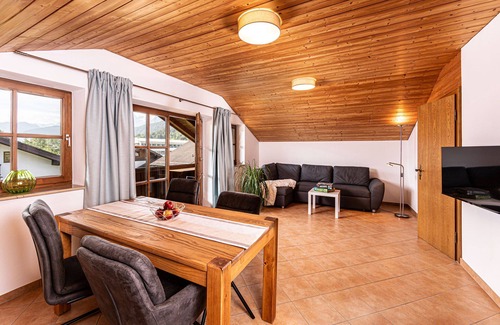 Bischofswiesen Apartment | Quietly located vacation apartment "Watzmann Family" with balcony and magnificent mountain views