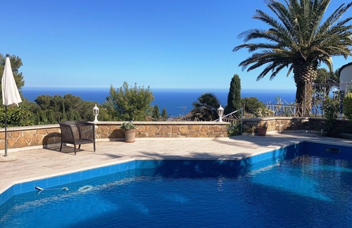 Costarainera Villa | Quietly located villa with private garden, large pool and fantastic sea views