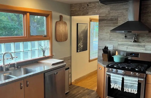 Bay View House | Quincy Estate 5BR/3BA for Family Stays with Fireplace Park Views & Parking