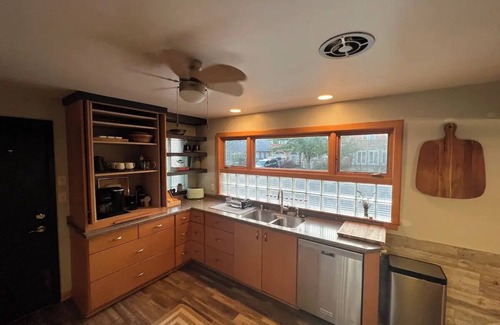 Bay View House | Quincy Estate 5BR/3BA for Family Stays with Fireplace Park Views & Parking