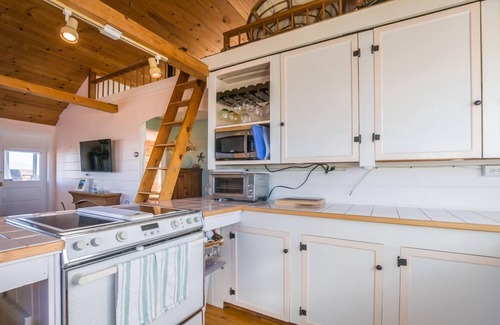 East Sandwich Cottage | Quintessential Cape Cod Beach Cottage! Located on the water at Spring Hill Beach