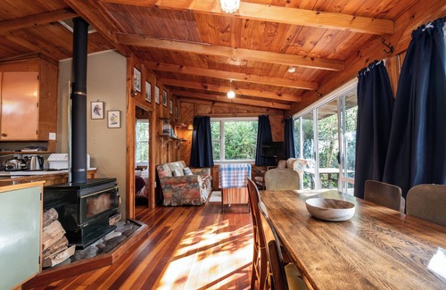 Kuratau Cottage | Quintessential Kiwi Kuratau Bach right on the lake front