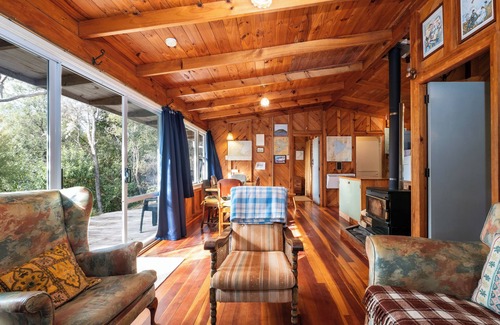 Kuratau Cottage | Quintessential Kiwi Kuratau Bach right on the lake front