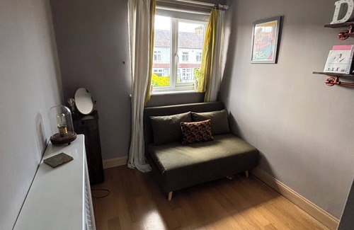 East Ham South House | Quirky 3 bed house in East London-garden with palm trees,1.5 bathrooms