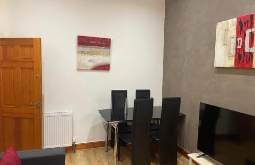 Bathgate Apartment | Quirky Cottage Central Bathgate