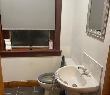 Bathgate Apartment | Quirky Cottage Central Bathgate