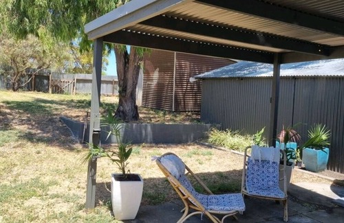 Port Lincoln House | Quirky Pet friendly Historic Railway Cottage. Centre of town!