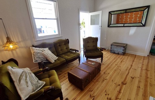 Port Lincoln House | Quirky Pet friendly Historic Railway Cottage. Centre of town!