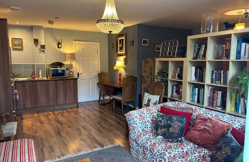 Macclesfield Apartment | Quirky town centre apartment with river terrace