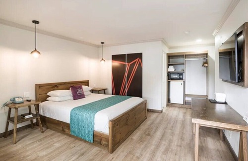 Ramona Cabin | Quite & Clean 1 King Bed Room in Ramona Wineries