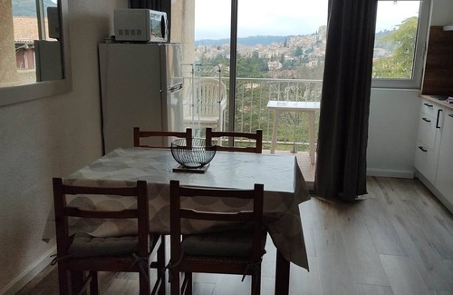 Greoux-les-Bains Apartment | Résidence les chênes blancs T2 apartment