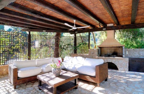 Nafplion City Centre Villa | R 1470 Calma Villa with BBQ (2), Fireplace & Mini gym.