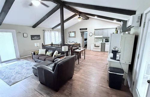 Mammoth Spring House | R&R cabin is a cozy 2-bedroom house in Mammoth Spring with a Spring River view!