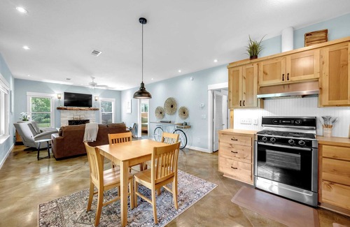 Kingsland House | R&R on LBJ-Waterfront home in a peaceful cove