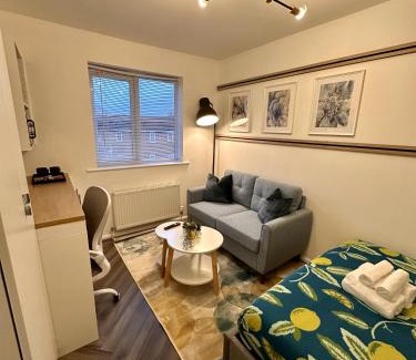 Cradley House | R3 - Private Room with Kitchenette and Lounge in Birmingham House - Quinton
