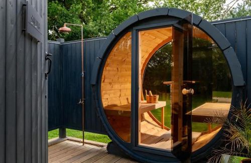 Malmesbury House | Rabbits Warren - Cotswolds Stay with Sauna and Hot Tub