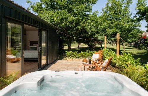 Malmesbury House | Rabbits Warren - Cotswolds Stay with Sauna and Hot Tub