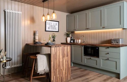Malmesbury House | Rabbits Warren - Cotswolds Stay with Sauna and Hot Tub