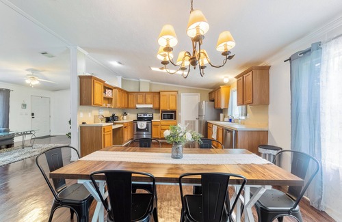Graham Cottage | Raceway Retreat, just 12 miles from UF/downtown, relaxing country getaway!