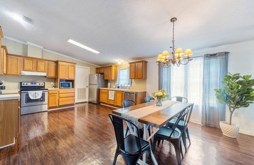 Graham Cottage | Raceway Retreat, just 12 miles from UF/downtown, relaxing country getaway!