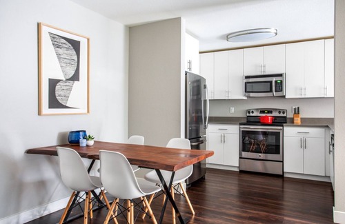 Sunnyvale Apartment | Rad Sunnyvale 1BR w/Gym, Pool, Courts, near Tech HQs, by Blueground