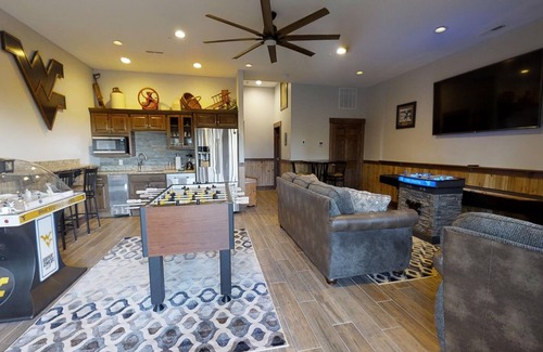 Snowshoe House | Radiant 8BR Rendezvous with Hot Tub by RedAwning