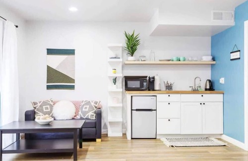 Valley Glen House | Radiant Studio near Universal Studios