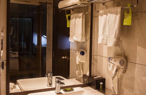 Auli Hotel | Radisson Lucknow City Center