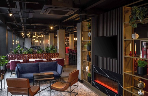 Lowfield Heath Hotel | Radisson RED London Gatwick Airport