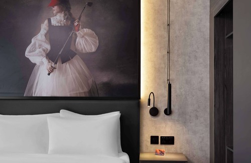Lowfield Heath Hotel | Radisson RED London Gatwick Airport
