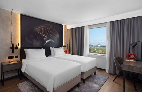 Lowfield Heath Hotel | Radisson RED London Gatwick Airport