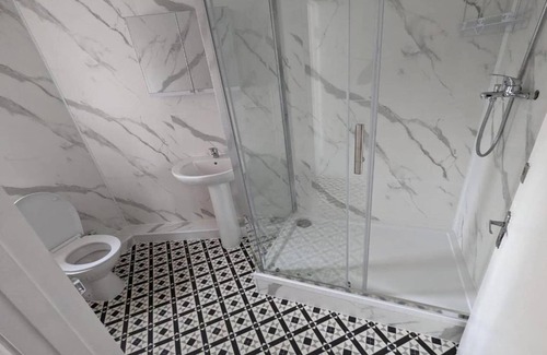 Hackney Wick Apartment | Rahal Hackney | Double Room Shared washroom
